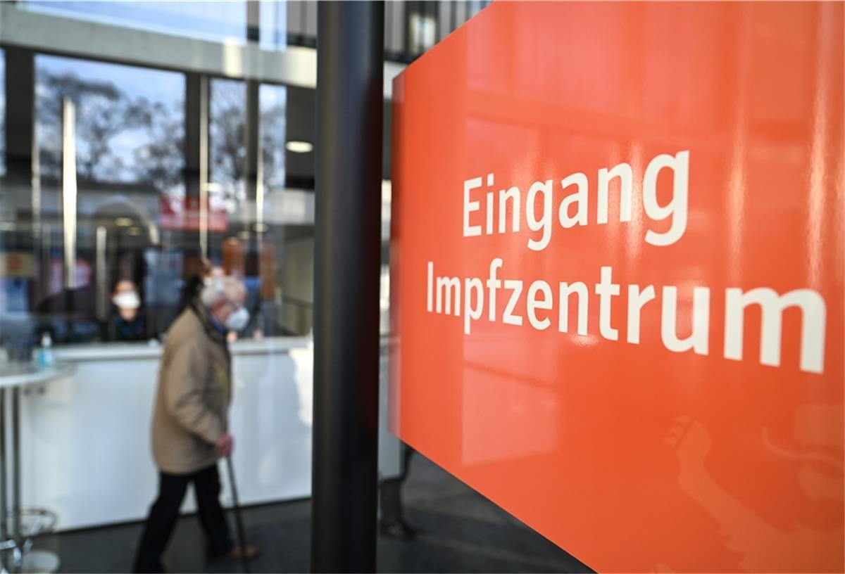 Ein Senior geht im Kreisimpfzentrum in der Oberschwabenhalle zu den Impfstraßen. Am Morgen hatte das Kreisimpfzentrum in der Oberschwabenhalle aufgemacht.