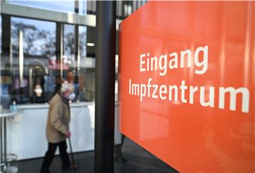 Ein Senior geht im Kreisimpfzentrum in der Oberschwabenhalle zu den Impfstraßen. Am Morgen hatte das Kreisimpfzentrum in der Oberschwabenhalle aufgemacht.