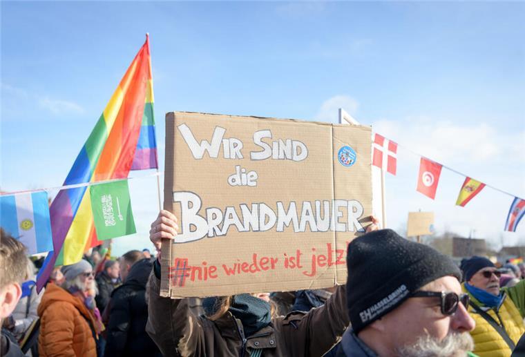 Demos gegen Rechtsextremismus zwischen Jade, Weser und Elbe: Die besten Bilder Impressionen der Kundgebung in Cuxhaven. Foto: Masorat - f