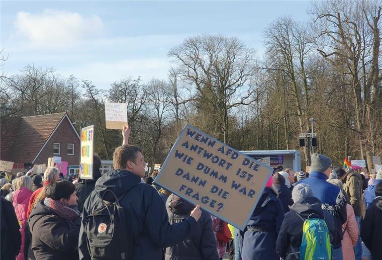 Demos gegen Rechtsextremismus zwischen Jade, Weser und Elbe: Die besten Bilder Impressionen von der Demo in Cuxhaven