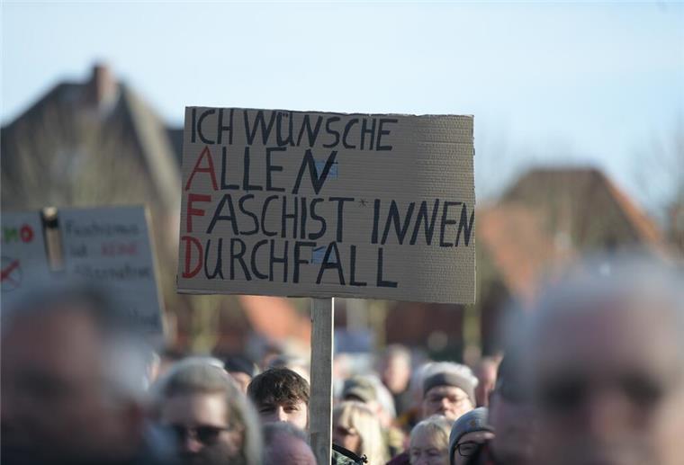 Demos gegen Rechtsextremismus zwischen Jade, Weser und Elbe: Die besten Bilder Impressionen von der Demo in Cuxhaven