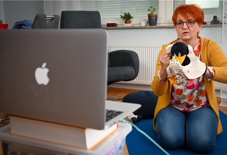 Aus der Praxis vor den Bildschirm Improvisation in Corona-Zeiten: Die Bremerhavener Hebamme Maren Willmann gibt Geburtsvorbereitungskurse gerade online.