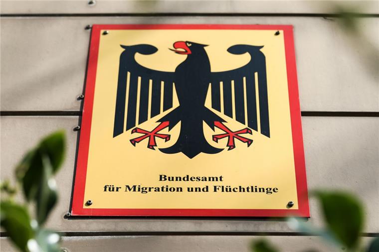 Asyl zu Unrecht gewährt: Korruptionsskandal bei Behörde in Bremen In 1200 Fällen soll eine ehemalige Mitarbeiterin des Bundesflüchtlingsamts in Bremen zu Unrecht Asyl gewährt haben.