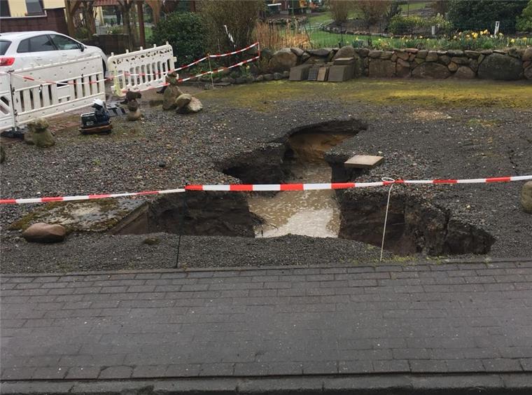 Nach Regenfällen: Fußweg in Albstedt wird unterspült In Albstedt ist über Nacht ein großes Loch entstanden.