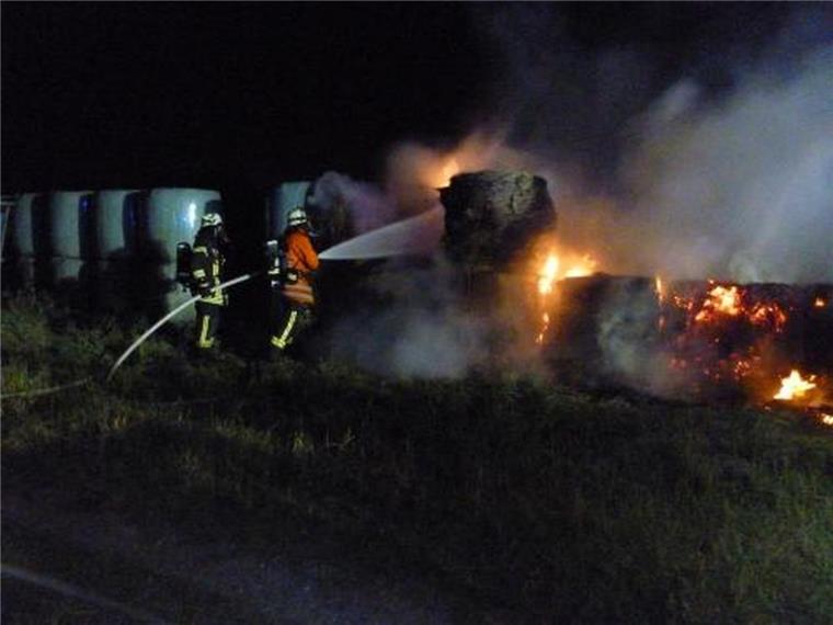 In Altenwalde haben in der Nacht zu Mittwoch zahlreiche Heuballen gebrannt.