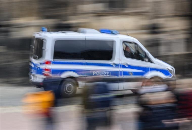 Cuxhaven: Betrunkener Mann verursacht Unfall ARCHIV - 21.03.2023, Sachsen, Dresden: Ein Polizeiauto fährt am Vormittag in der Altstadt über den Theaterplatz. (Aufnahme mit langer Belichtungszeit) (zu dpa: «Das Post-Covid-Syndrom hat auch die Jugendkriminalität erfasst») Foto: Robert Michael/dpa +++ dpa-Bildfunk +++