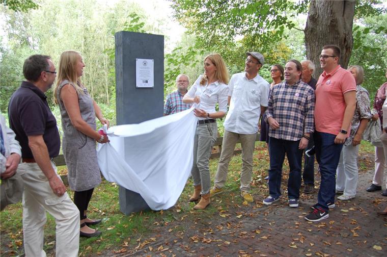 In Anwesenheit von interessierten Besuchern enthüllten Anja Boekhoff (links) und Stephanie Allmers-Stoessel (rechts) vom Kultur- und Heimatverein am „Tag des offenen Denkmals“ die Muster-Stele an der historischen Burgallee in Hagen.
