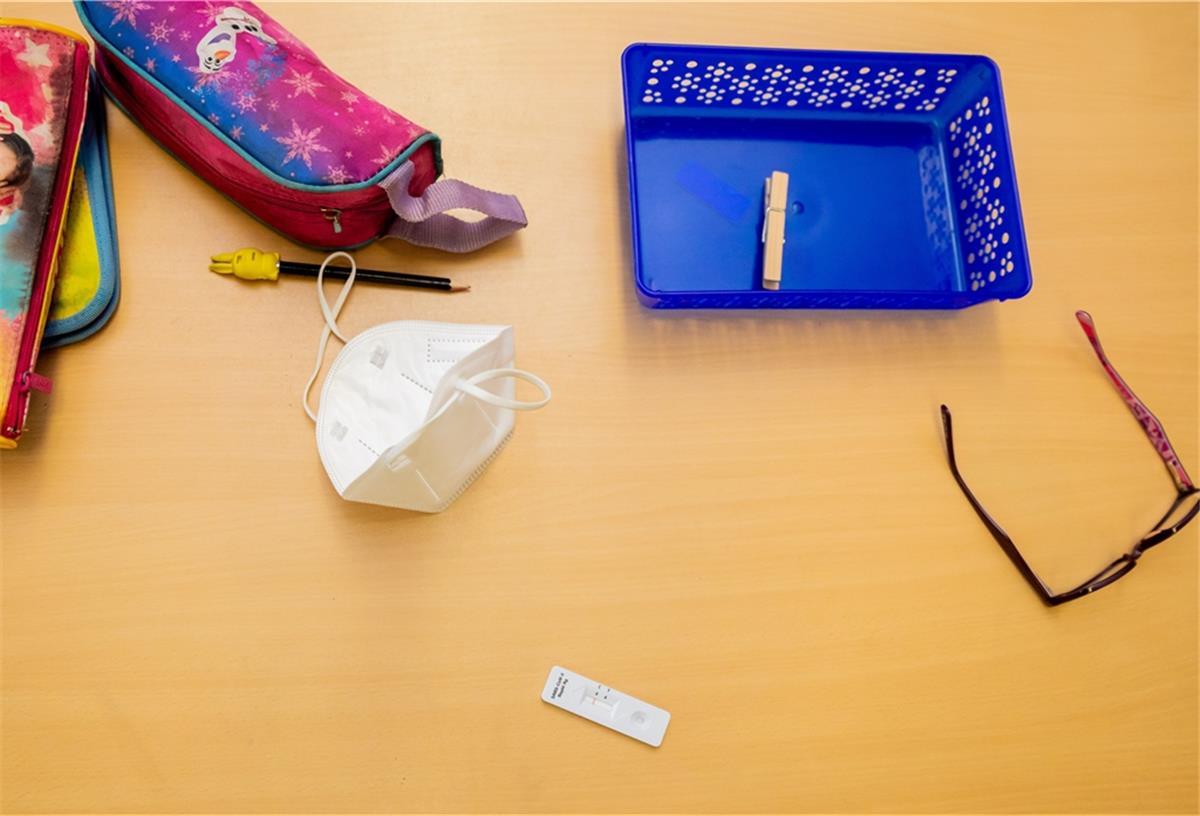 Wegen Corona: Grundschule in Bederkesa geschlossen Ein Schnelltest, eine FFP2-Maske sowie andere Utensilien liegen bei einem Probelauf mit Corona-Schnelltests an der Grundschule