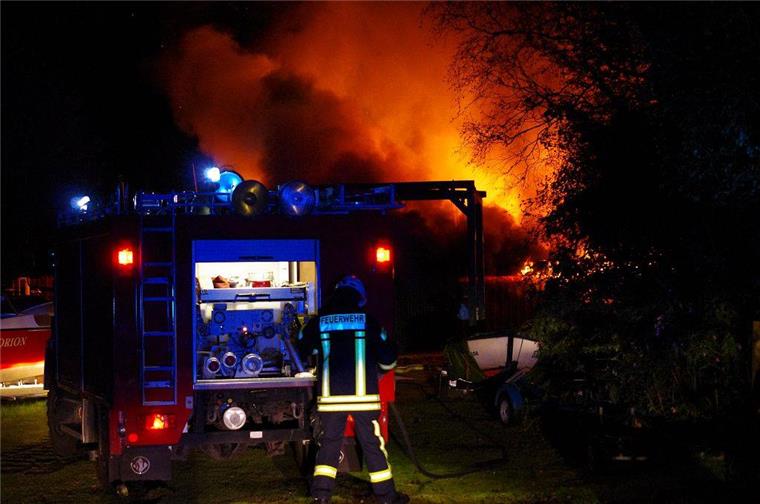 Bad Bederkesa: Feuer vernichtet Yacht-Club-Gebäude am See In Bad Bederkesa hat es beim Yacht-Club gebrannt.