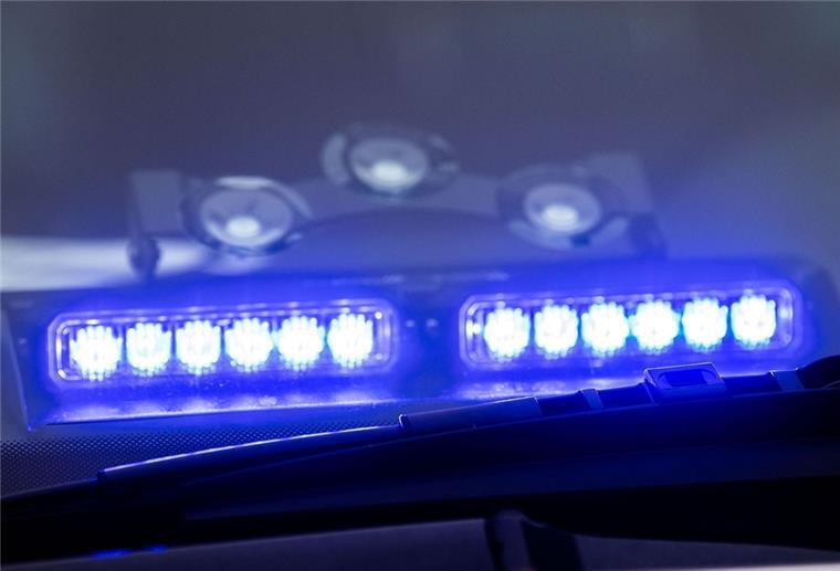 Geestland: 94-jährige Fußgängerin angefahren und schwer verletzt Ein Blaulicht leuchtet unter der Frontscheibe eines Einsatzfahrzeugs der Polizei.