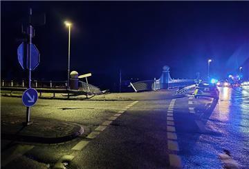 In Bad Zwischenahn hat ein Auto das Brückengeländer durchbrochen und kam kurz vor den Bahngleisen zum Stehen. Der Fahrer wurde verletzt ins Krankenhaus gebracht.