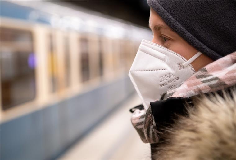 FFP2-Maskenpflicht im Land Bremen denkbar In Bayern wird die FFP2-Maske zur Pflicht in Bussen und Bahnen. Unklar ist, ob diese Masken auch im Land Bremen vorgeschrieben werden. Regierungschef Andreas Bovenschulte hält das offenbar unter bestimmten Voraussetzungen für denkbar. Foto: Hoppe/dpa