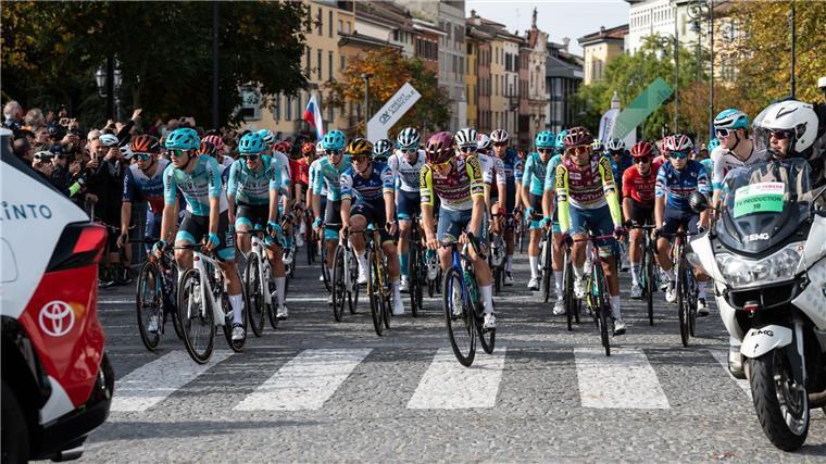 Erst Merckx, dann Coppi: Pogacar knackt Rekorde der Legenden In Bergamo fiel der Startschuss für den letzten Höhepunkt des Radsport-Jahres 2024.