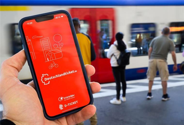 Einschränkungen beim Deutschlandticket ab 2026: Diese Strecken sind betroffen Die App «deutschlandticket.de» ist auf dem Display eines Smartphones am Hauptbahnhof zu sehen