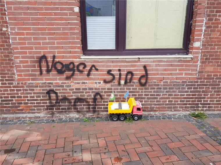 Rassistische Schmierereien in Beverstedt In Beverstedt haben Unbekannte eine Hausfassade mit rassistischen Sprüchen beschmiert.