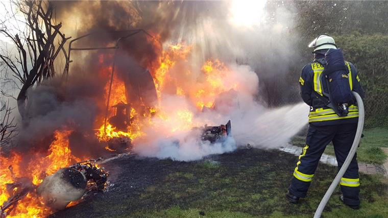 Bexhövede: Lagerschuppen steht lichterloh in Flammen In Bexhövede ist ein Schuppen abgebrannt.