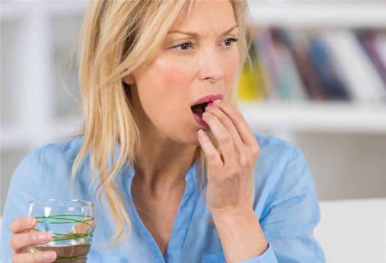 Eine Frau nimmt Antibiotika.