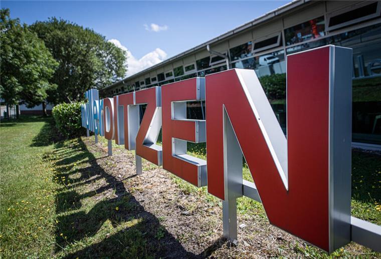 In Blau und Rot steht der markante Schriftzug "müllerditzen" vor dem Gebäude der Druckerei.