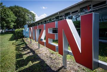 In Blau und Rot steht der markante Schriftzug "müllerditzen" vor dem Gebäude der Druckerei.