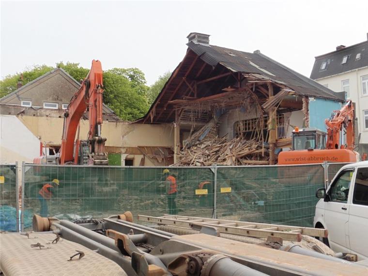 Traditionsgaststätte in Blexen wird abgerissen In Blexen sind die Bagger im Einsatz. Die Gaststätte Zur alten Eiche wird abgerissen.
