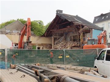 In Blexen sind die Bagger im Einsatz. Die Gaststätte Zur alten Eiche wird abgerissen.