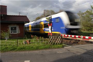 In Bokel und Stubben fahren die Züge sehr nah an Wohnhäusern vorbei.