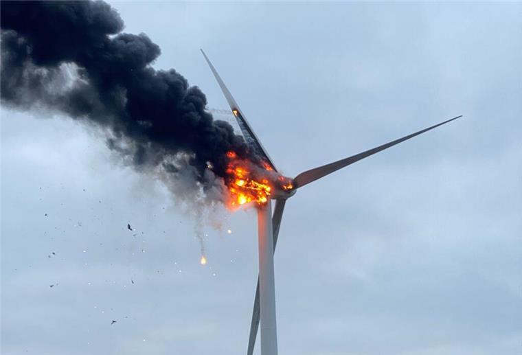 Feuer in Brake: Windkraftanlage brennt lichterloh Brennendes Windrad