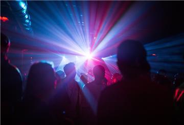 Menschen feiern in einer Disco
