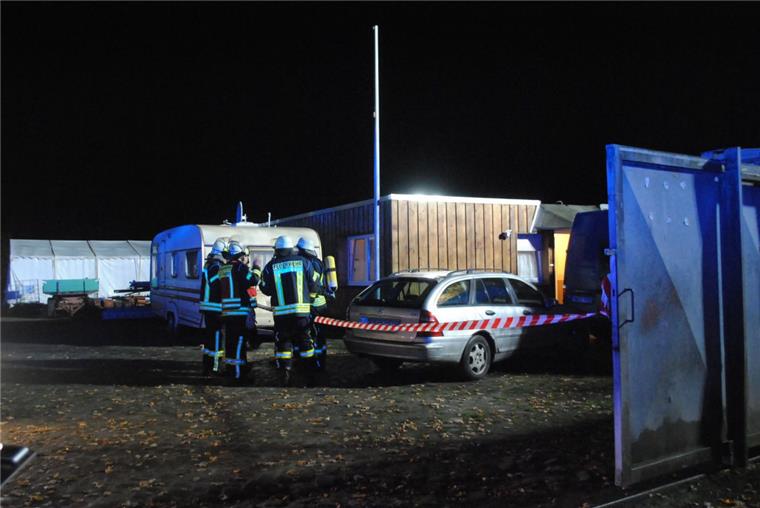 Vergiftungsgefahr in Bramstedt: Feuerwehr rettet Mann aus Container In Bramstedt wurde ein Mann aus einem Container gerettet.