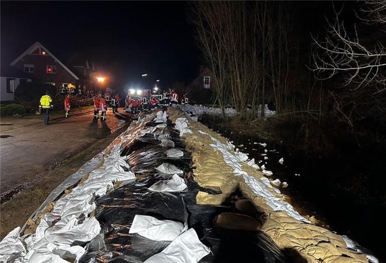Mehr als 20.000 Sandsäcke sichern Ostedeich in Brauel In Brauel musste der Ostedeich verstärkt werden.