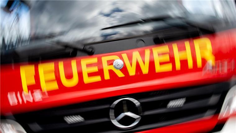 Maschinenhalle komplett abgebrannt In Braunschweig wurde eine Halle zur landwirtschaftlichen Nutzung durch ein Feuer komplett zerstört. (Symbolbild)