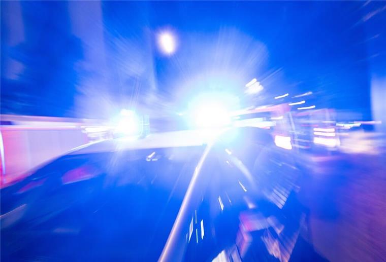 Ein Polizeiauto steht vor einem Hochhaus in Berlin-Schöneberg, in dem es gebrannt hat.