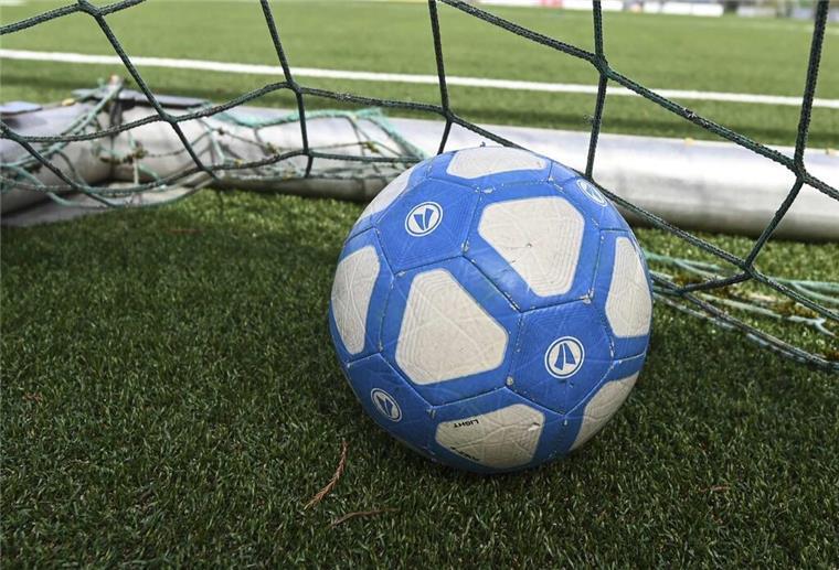 Geschubst und getreten: Fußballer greifen schon wieder Schiedsrichter an In Bremen gab es am Wochenende einen Angriff auf einen Amateurfußball-Schiedsrichter.