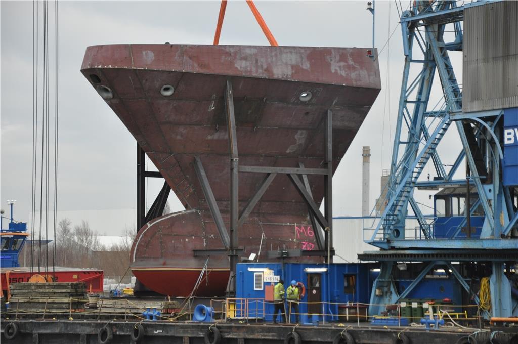 In Bremen gebaut und nach Bremerhaven geschleppt: Das Bugsegment für eine Fregat...