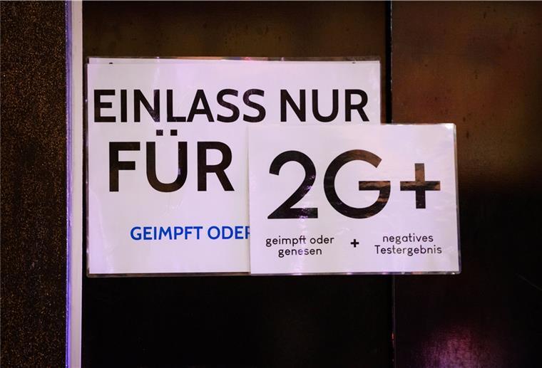 Bremen führt neue Warnstufe 4 ein - mit erweiterter 2G-plus-Regel Ein Schild mit der Aufschrift 2G+.