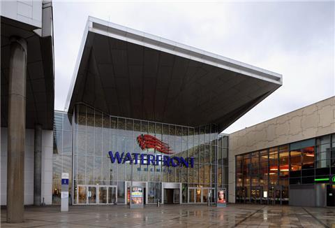 Der Eingang zum Einkaufscenter Waterfront Bremen.