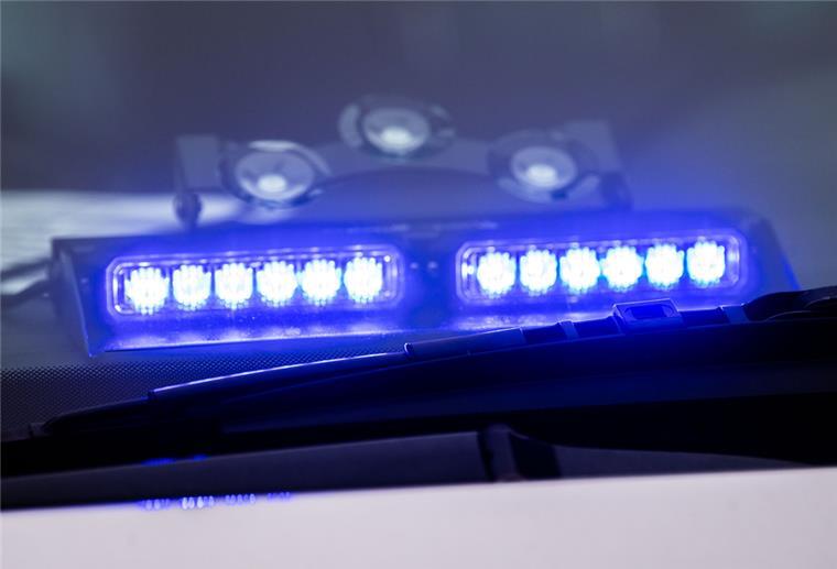 Bremen: Mann mit Machete überfallen - Zeugen gesucht Blaulicht auf Polizeifahrzeug