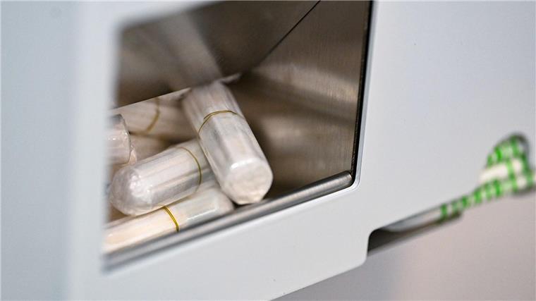 In Bremen haben Schulen weiterhin die Möglichkeit, an Schülerinnen kostenlose Tampons auszugeben. (Archivbild)