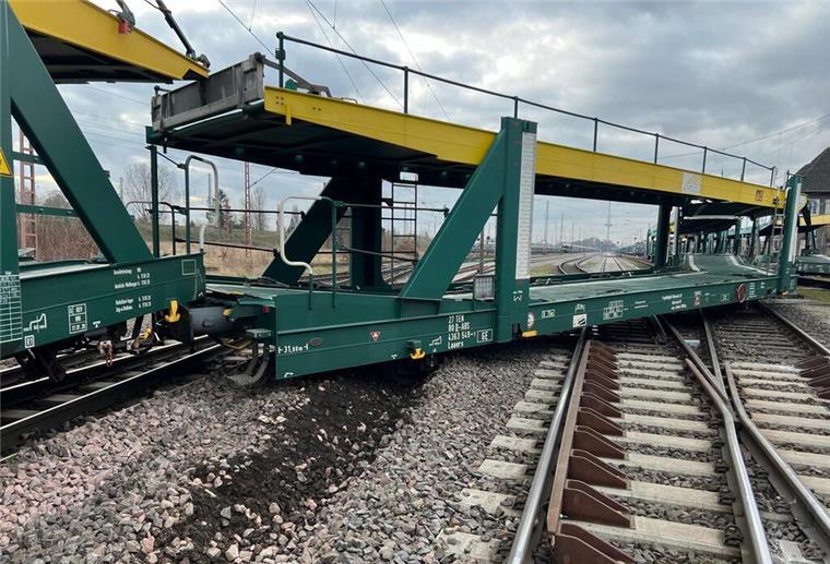 Autotransportzug in Bremen entgleist: Ursache unklar - Ermittlungen dauern an In Bremen ist ein Autotransportzug entgleist.