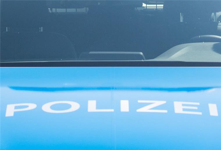 Schlechter Aprilscherz? Unbekannter legt 53 Gullydeckel auf Fahrbahn In Bremen musste die Polizei Gullydeckel wieder an ihre Position zurückbringen.