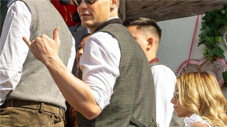 In Bremen musste Torwart Manuel Neuer angeschlagen passen, beim Bierzelt-Besuch war er dabei.