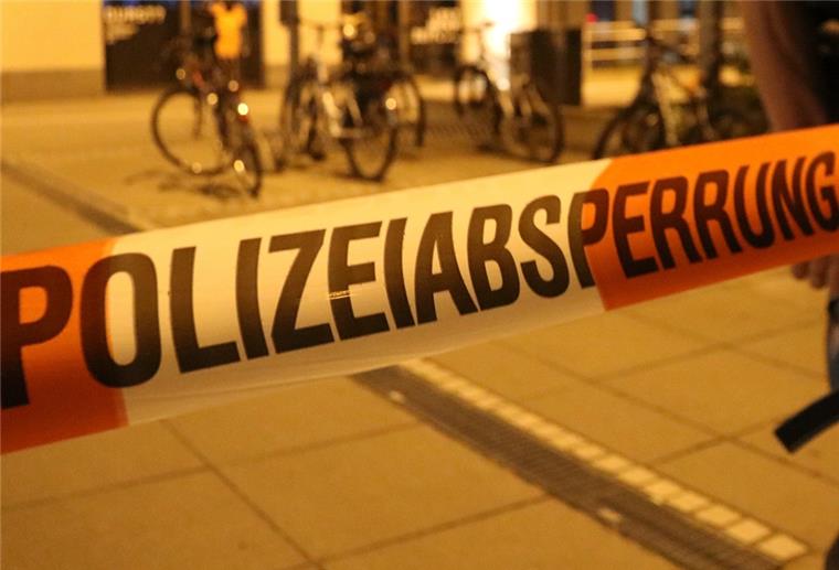 Bremen: Mann (48) gibt Schüsse ab Ein Polizist steht an einer Absperrung vor dem Bahnhof Füssen.