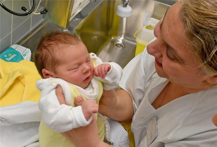 Verbände klagen über Notsituation: In Bremen fehlen Hebammen Ein Baby wird von einer Hebamme betreut.