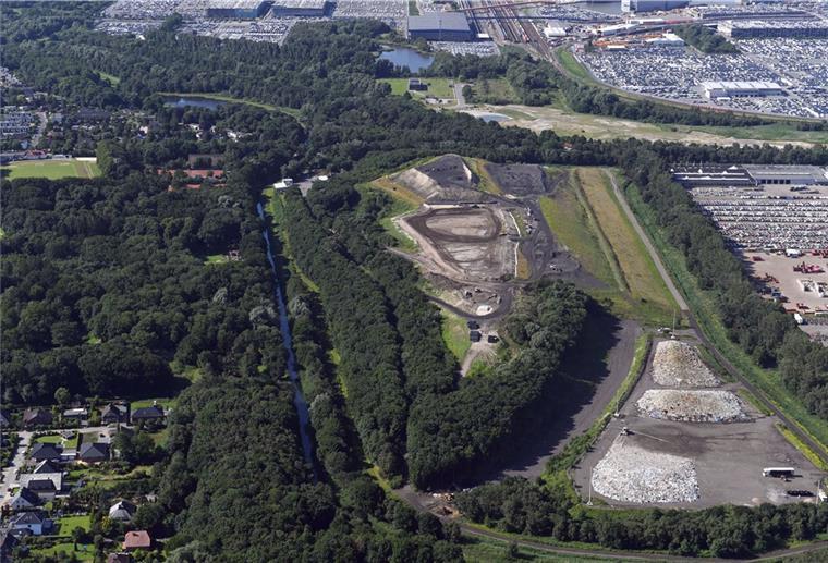 Kommt der Bremer Müll nach Bremerhaven? In Bremen sind die Behörden auf der Suche nach einem Standort für eine neue Mülldeponie, weil die Laufzeit der bestehenden Blockland-Deponie in wenigen Jahren endet.