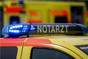 Notarzt-Schild auf einem Fahrzeug