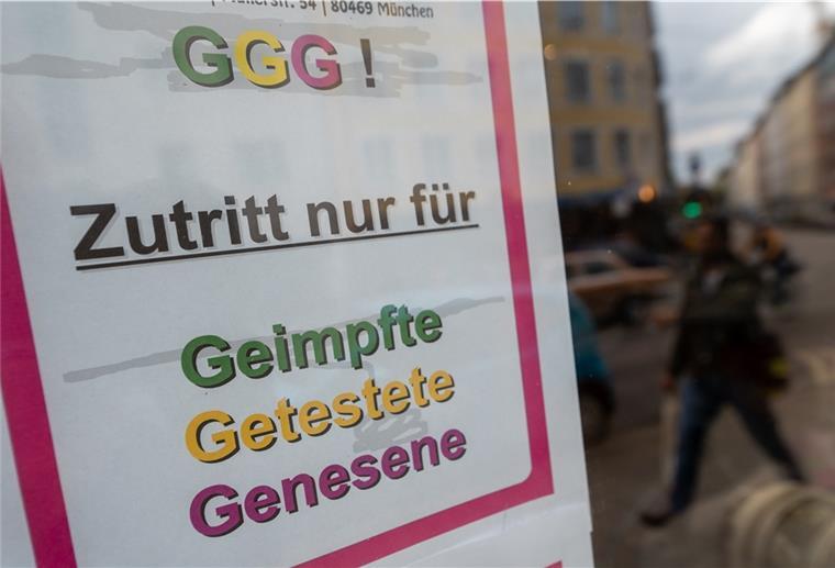 Vierte Corona-Welle trifft vor allem die Jüngeren Ein Schild mit der Aufschrift "GGG! - Zutritt nur für Geimpfte, Getestete, Genesene" hängen an einer Tür.