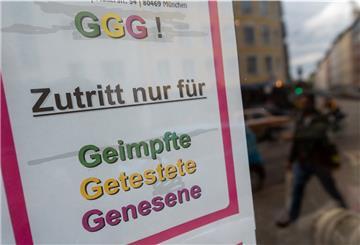 Ein Schild mit der Aufschrift "GGG! - Zutritt nur für Geimpfte, Getestete, Genesene" hängen an einer Tür.