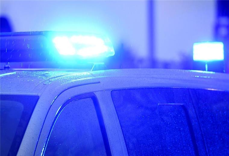 Aggressiver Kneipengast bedroht Polizistin mit Messer Blaulicht