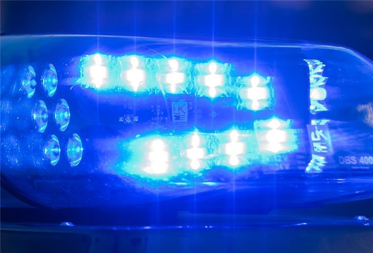 21-Jähriger mit Holzlatte bewusstlos geschlagen und schwer verletzt Das Blaulicht auf einem Fahrzeug der Polizei leuchtet in der Dunkelheit.