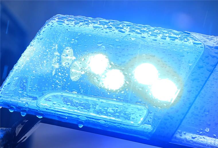 Mordversuch in Bremen: Frau (28) von Motorhaube geschleudert In Bremen wurde eine Frau lebensgefährlich verletzt.